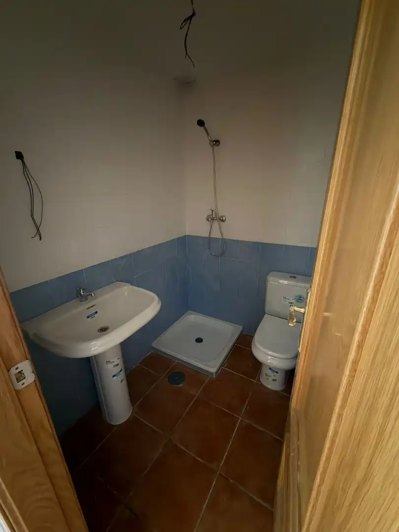 Baño de Piso en venta en Alcaucín con Terraza, Horno y Piscina comunitaria