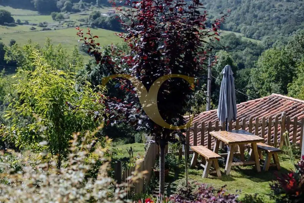 Terrassa de Casa o xalet en venda en Cangas de Onís amb Calefacció, Jardí privat i Terrassa