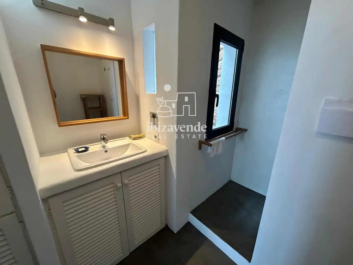 Badezimmer von Einfamilien-Reihenhaus zur Miete in Santa Eulària des Riu mit Klimaanlage, Heizung und Terrasse