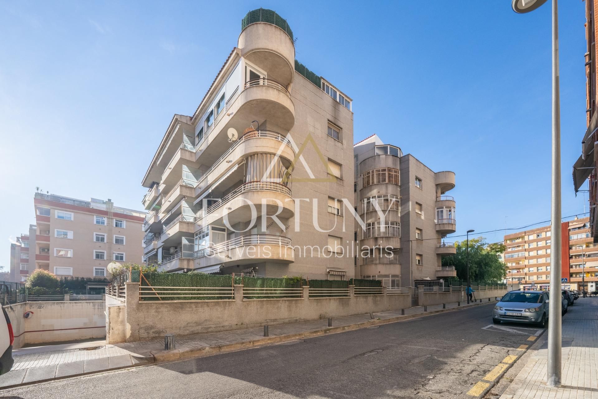 Vista exterior de Planta baixa en venda en Reus amb Parquet, Terrassa i Balcó