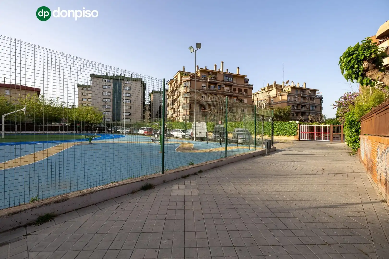 Vista exterior de Pis en venda en Granada amb Terrassa, Traster i Balcó
