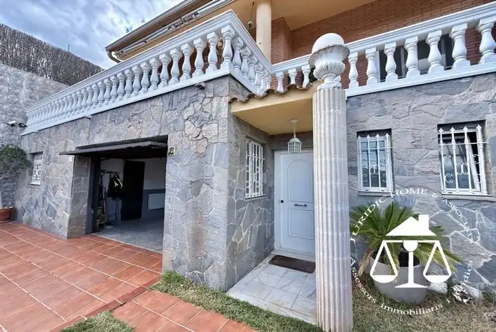 Vista exterior de Casa o xalet en venda en Sant Boi de Llobregat amb Aire condicionat, Calefacció i Jardí privat