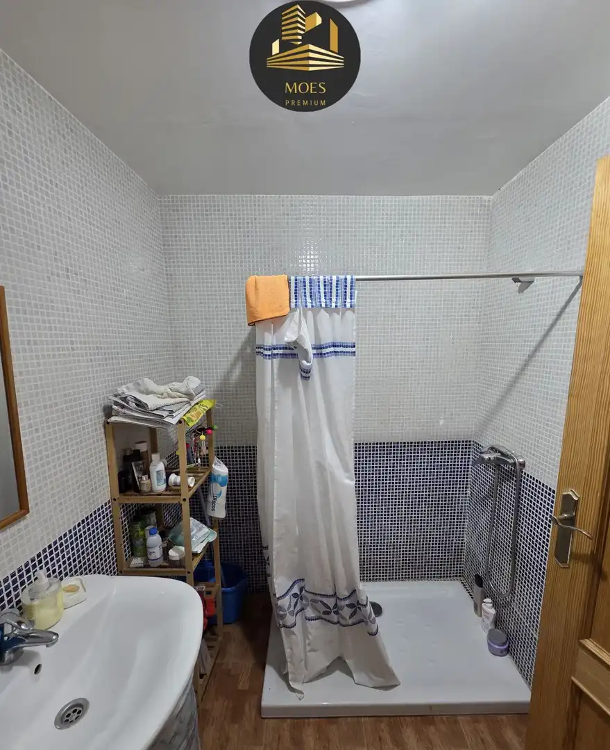Badezimmer von Wohnung zum Verkauf in Mengíbar mit Klimaanlage, Terrasse und Abstellraum