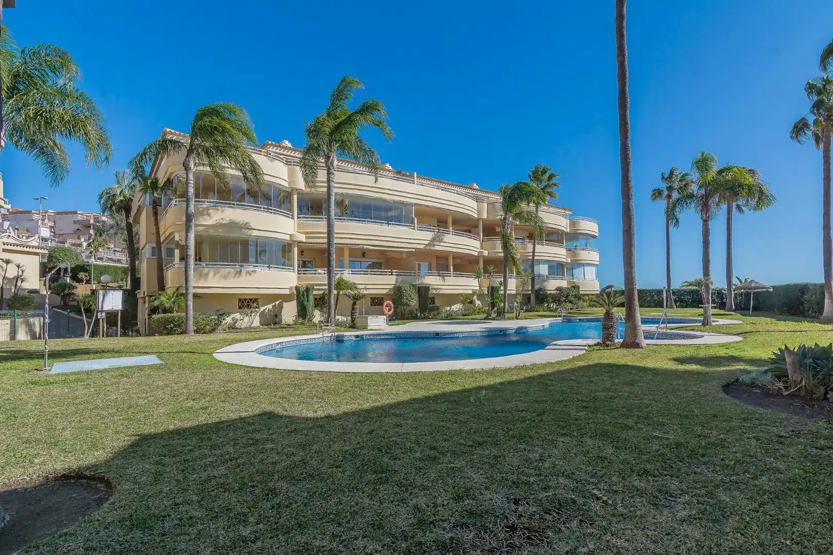 Swimming pool of Flat for sale in Benalmádena  with Air Conditioner, Terrace and Balcony