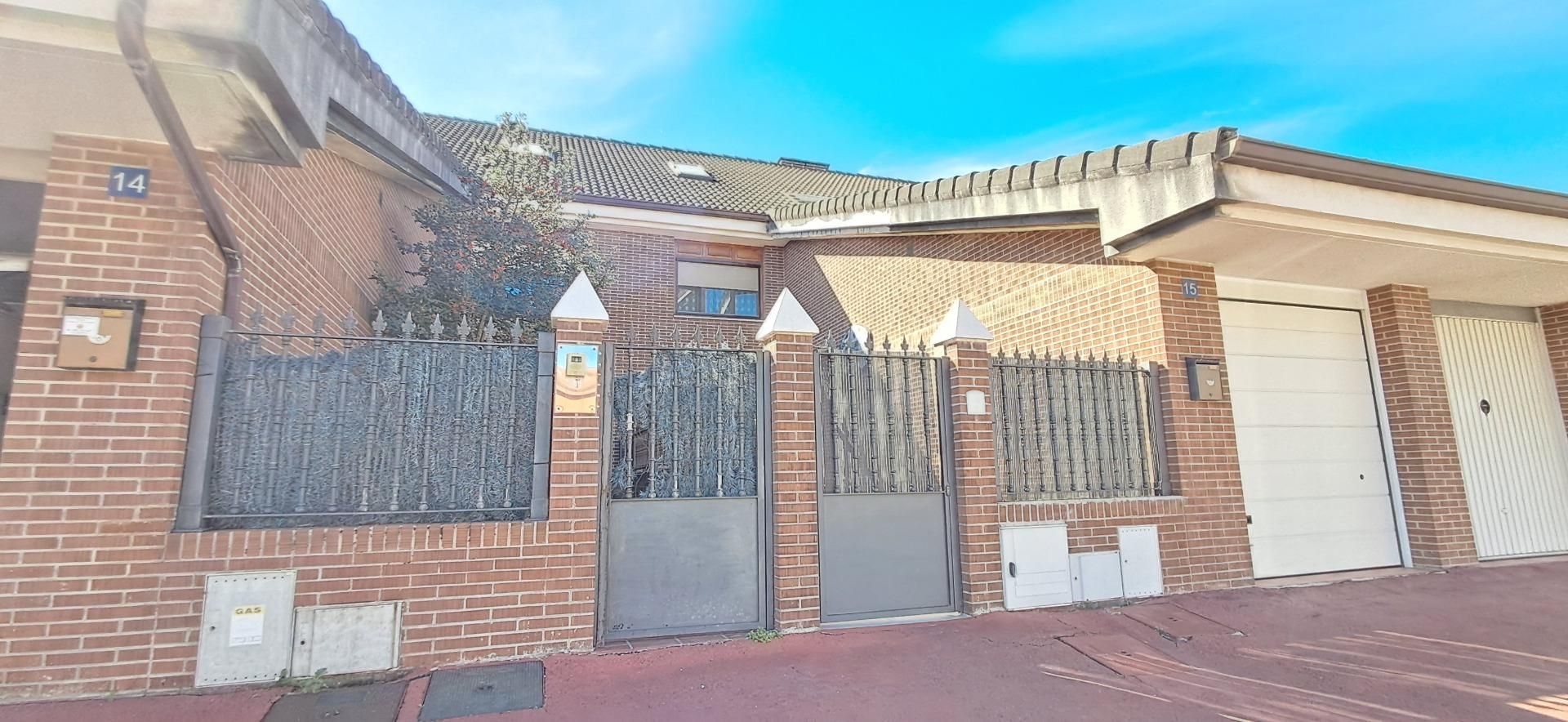 Vista exterior de Casa adosada en venda en El Astillero  