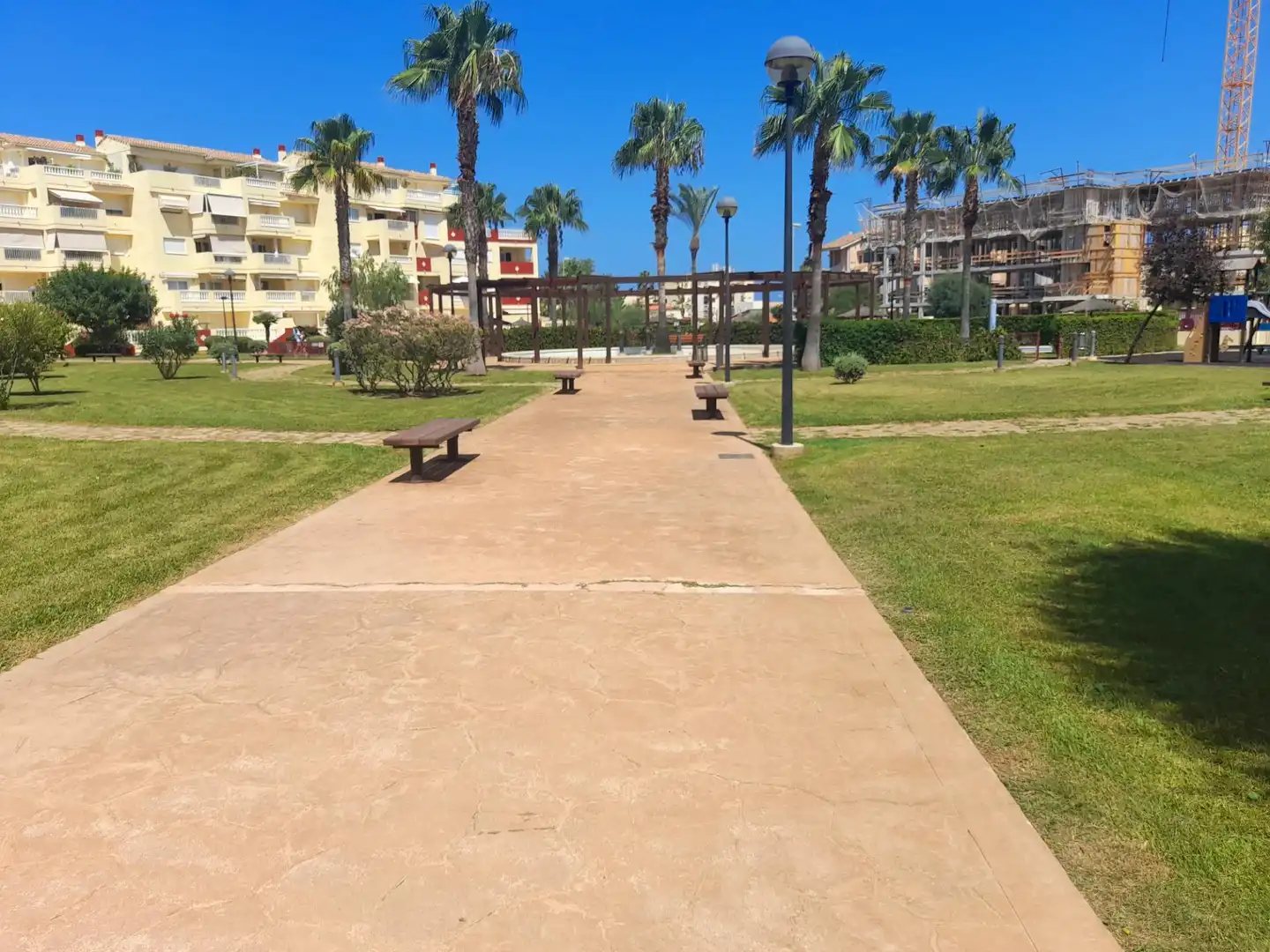 Parkplatz von Wohnungen zur Miete in Dénia mit Klimaanlage, Heizung und Privatgarten