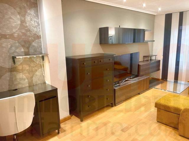 Piso en Alquiler en Calle Javier Grossi en Salesas - Foncalada - Campoamor