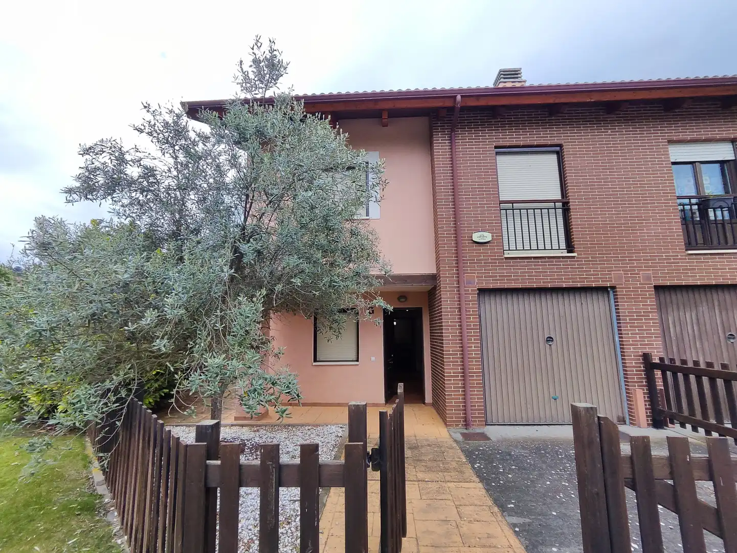 Vista exterior de Casa adosada en venta en Sojuela con Calefacción, Jardín privado y Parquet