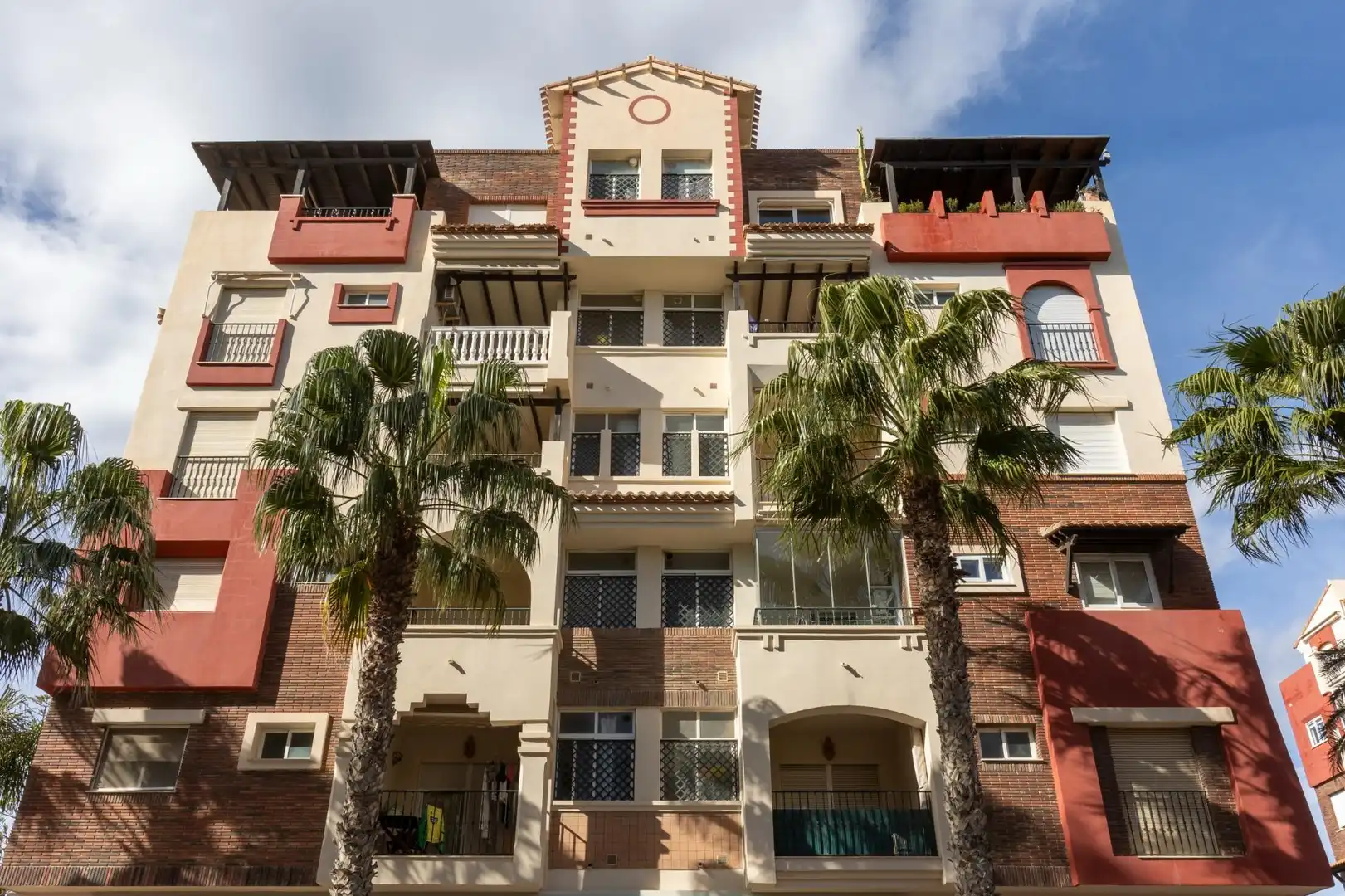 Vista exterior de Àtic en venda en Motril amb Jardí privat, Terrassa i Piscina comunitària