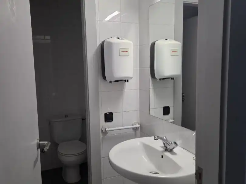 Badezimmer von Geschaftsraum zur Miete in Ciudad Real mit Klimaanlage und Heizung