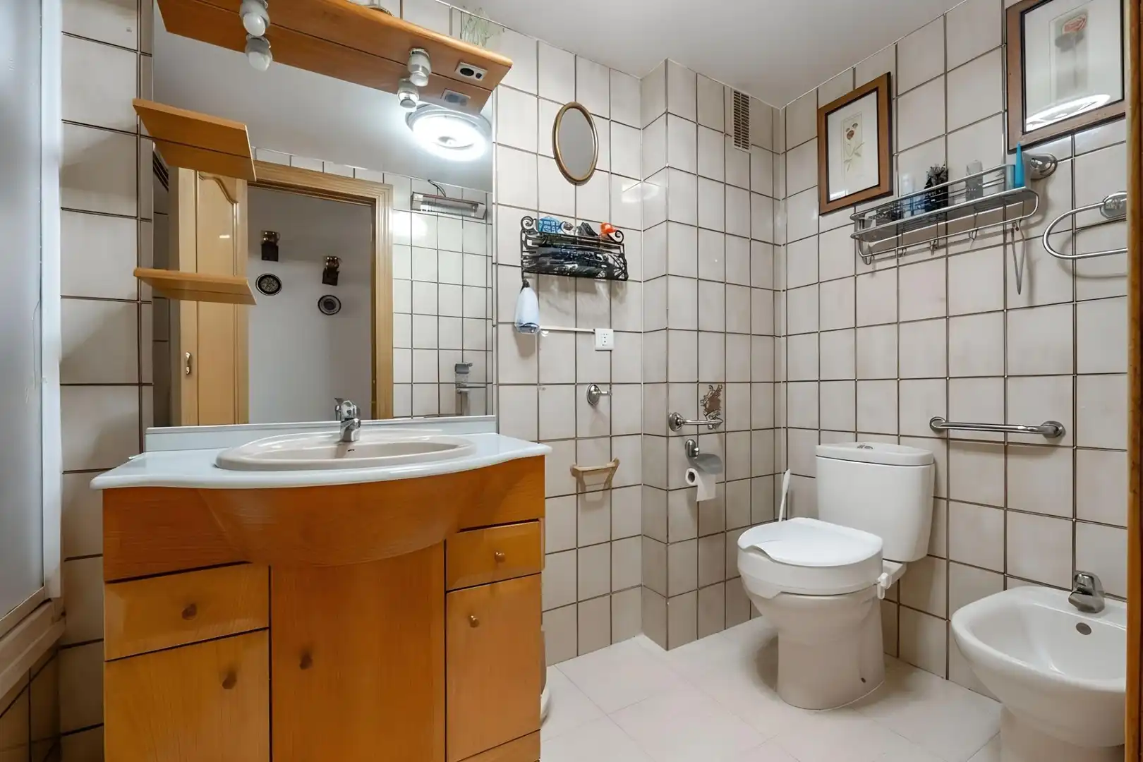 Bathroom of Flat for sale in Granada  with Air Conditioner, Terrace and Alarm