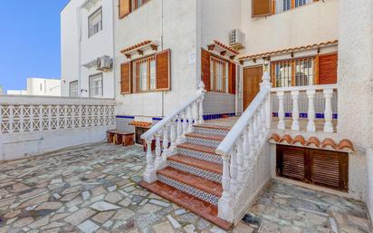 Vista exterior de Casa adosada en venda en Torrevieja amb Aire condicionat, Jardí privat i Terrassa