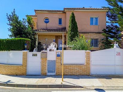 Vista exterior de Casa o xalet en venda en Cambrils amb Calefacció, Jardí privat i Parquet