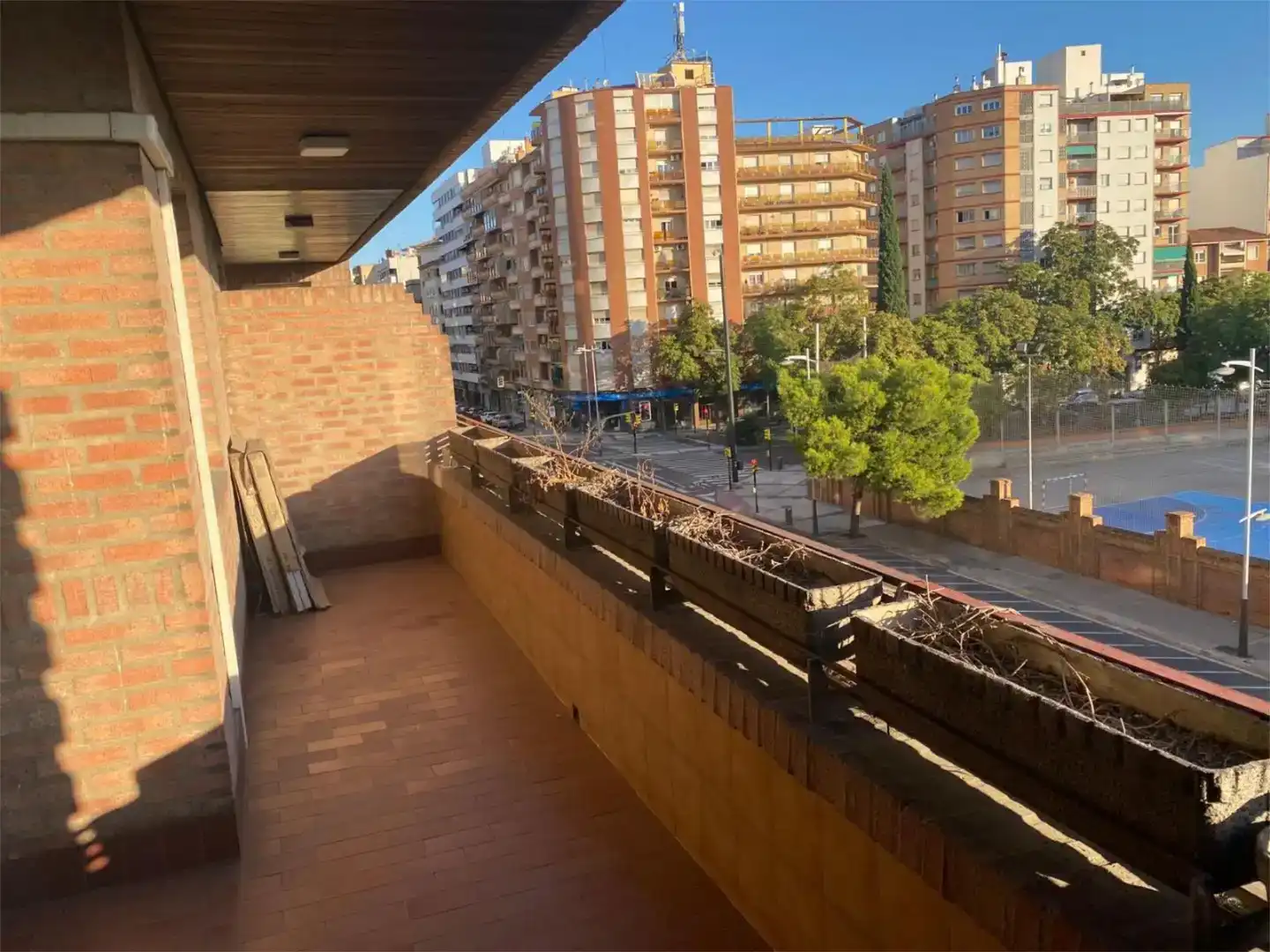 Außenansicht von Wohnung zur Miete in  Zaragoza Capital mit Klimaanlage und Balkon