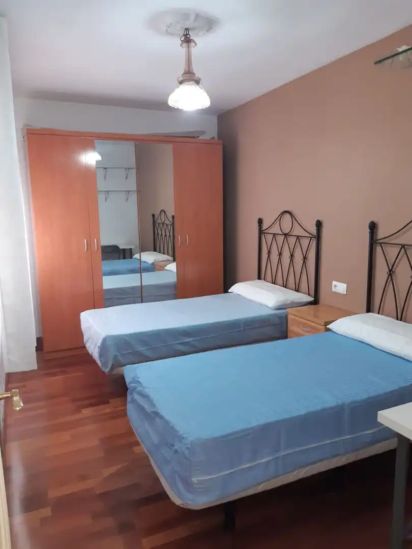 Habitación de Piso de alquiler en Sevilla con Aire acondicionado, Amueblado y Horno