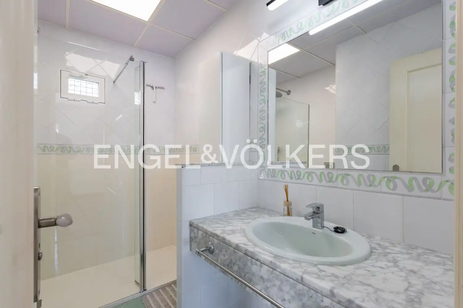 Baño de Ático de alquiler en Valencia con Aire acondicionado, Calefacción y Parquet