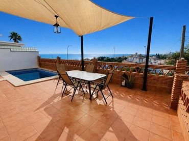 Casa aparellada amb piscina en venda a Avenida RETAMAR DE