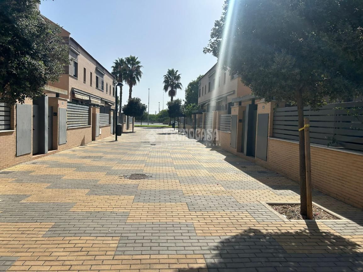 Vista exterior de Casa adosada en venda en  Huelva Capital