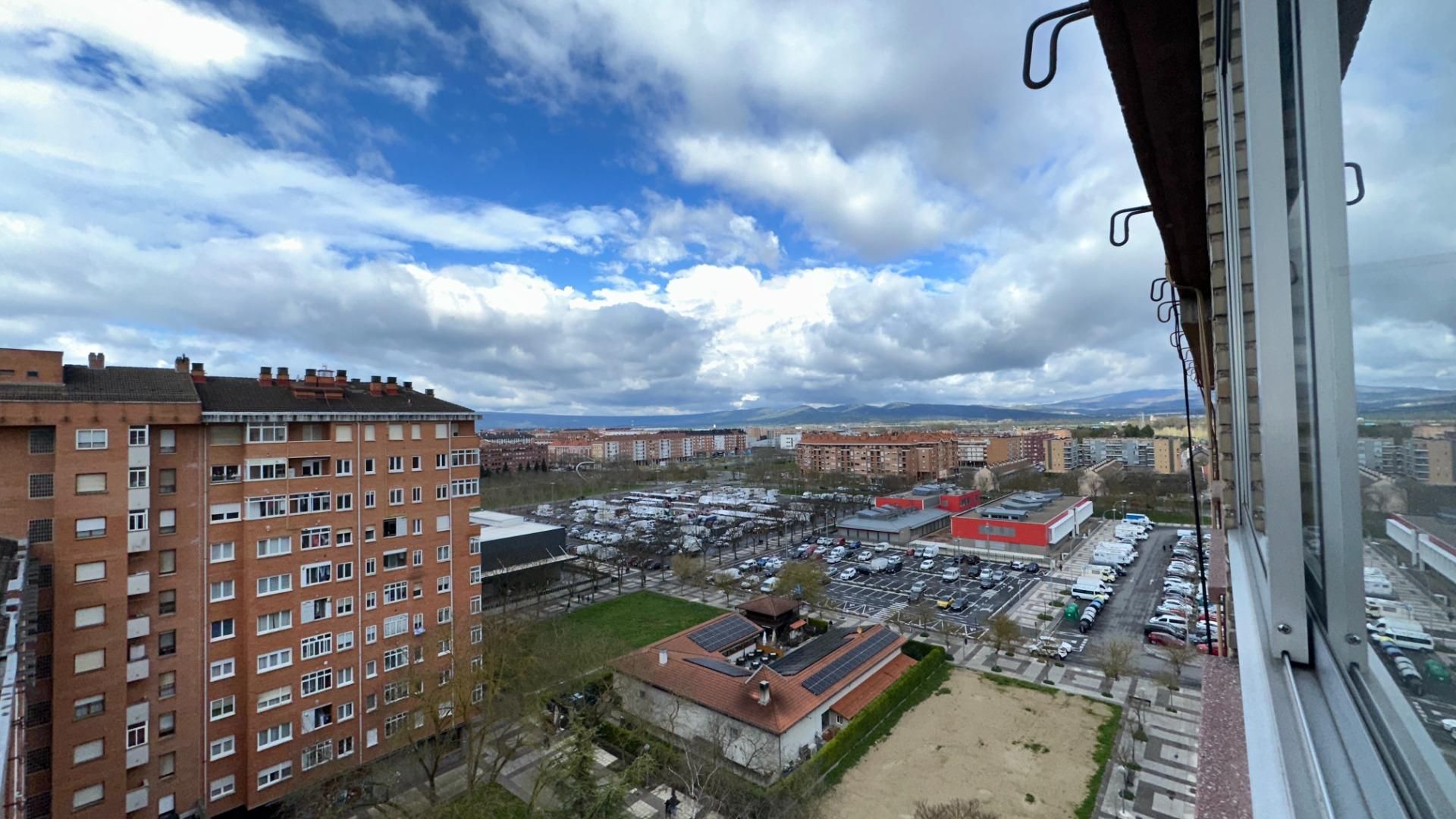 Vista exterior de Pis en venda en Vitoria - Gasteiz amb Calefacció, Jardí privat i Terrassa