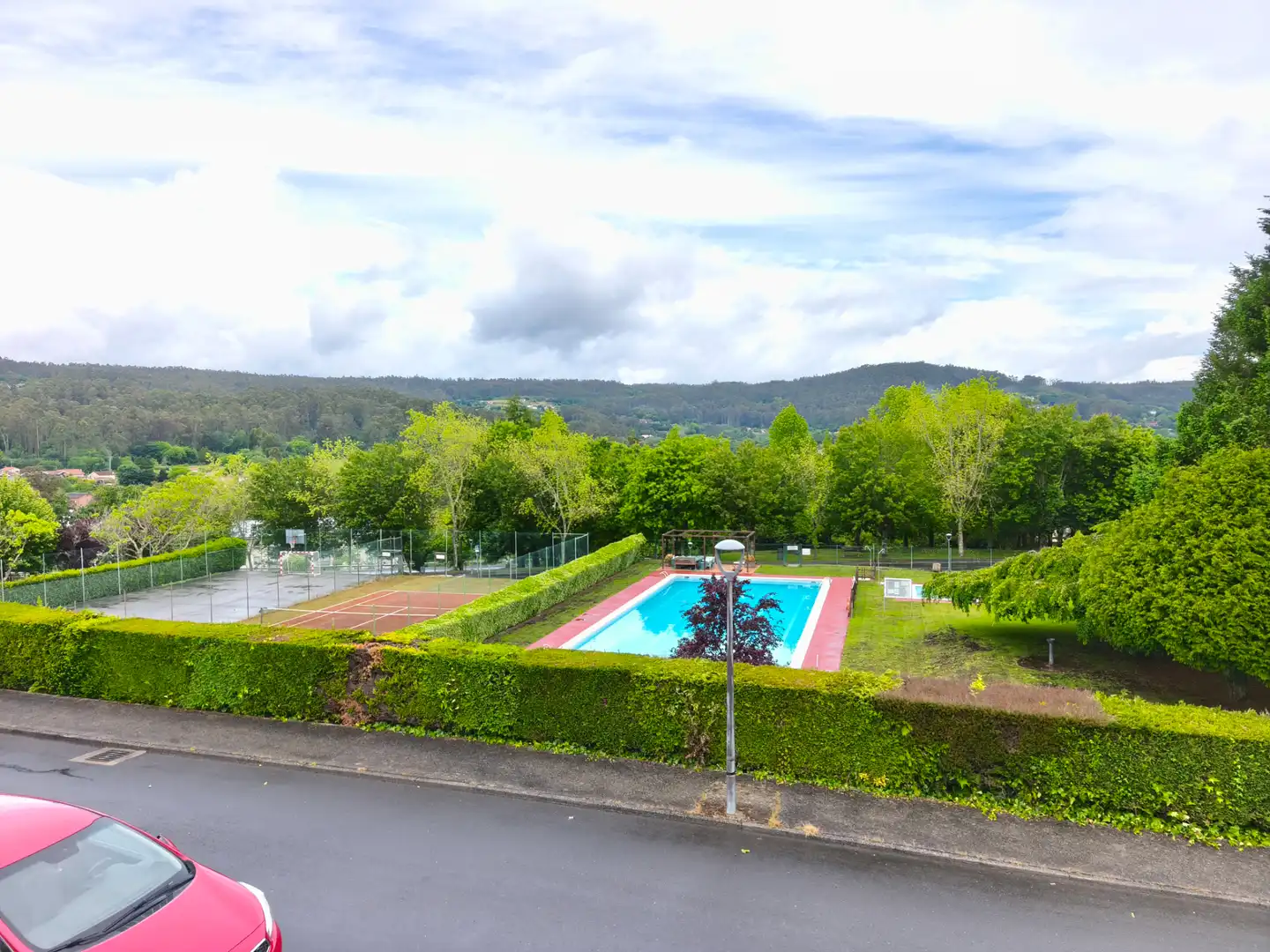 Piscina de Casa adosada en venda en Brión amb Calefacció, Jardí privat i Terrassa