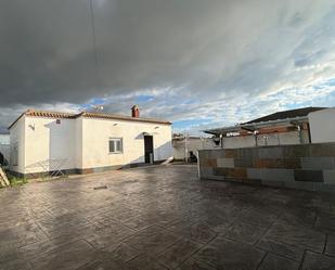 Vista exterior de Casa o xalet en venda en Chiclana de la Frontera amb Jardí privat i Piscina