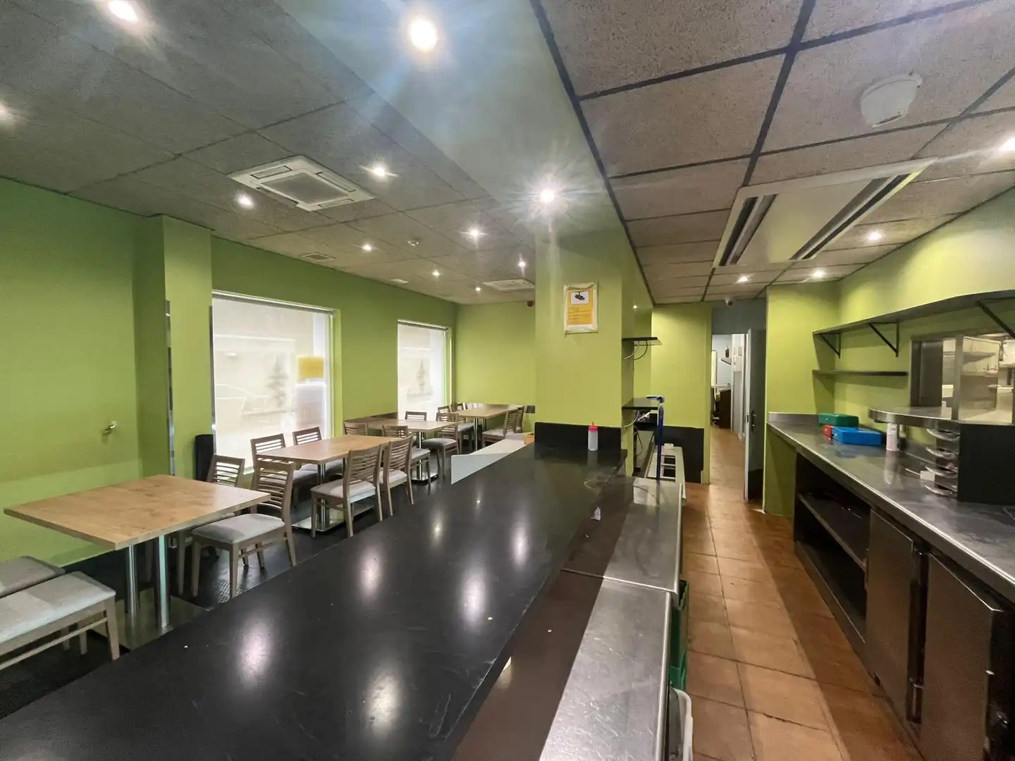 Cocina de Local en traspaso en Sevilla con Amueblado