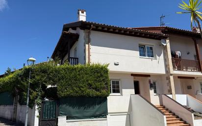 Vista exterior de Casa o xalet en venda en Cabezón de la Sal amb Calefacció, Jardí privat i Parquet