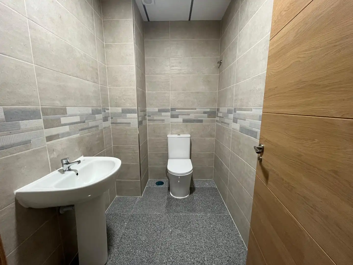 Badezimmer von Büro zum Verkauf in Cartagena mit Klimaanlage und Abstellraum