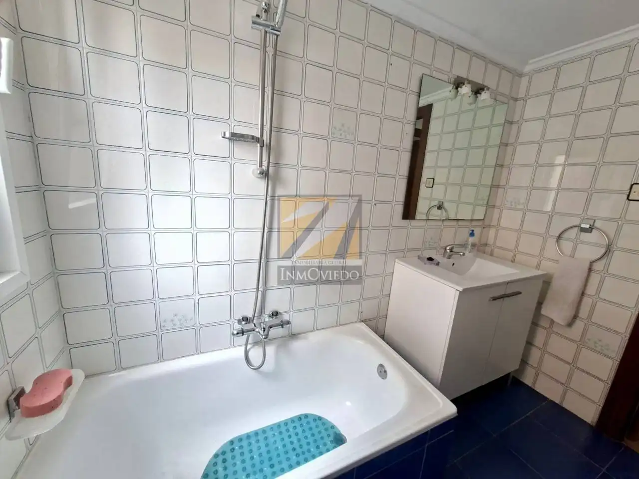 Bathroom of Flat for sale in Oviedo   with Heating, Terrace and Storage room