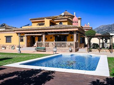 Country house with pool for sale in Campo de Mijas