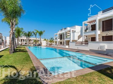 Adossat amb piscina en venda a Calle Calle Pego
