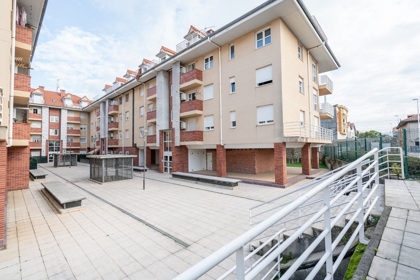 Außenansicht von Dachboden zum Verkauf in Santa Cruz de Bezana mit Heizung, Parkett und Terrasse