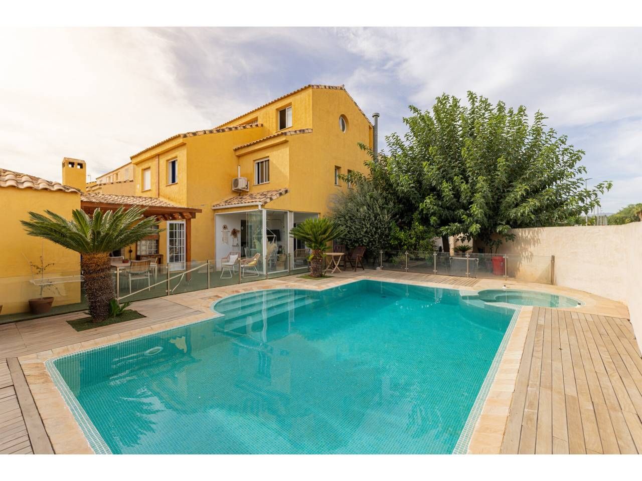 Swimming pool of Single-family semi-detached for sale in La Pobla de Vallbona  with Air Conditioner, Heating and Private garden