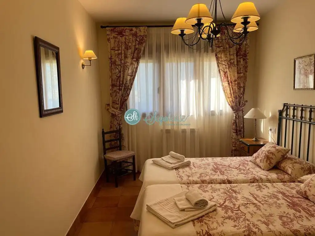 Dormitori de Casa o xalet de lloguer en Palazuelos de Eresma amb Calefacció, Terrassa i Moblat