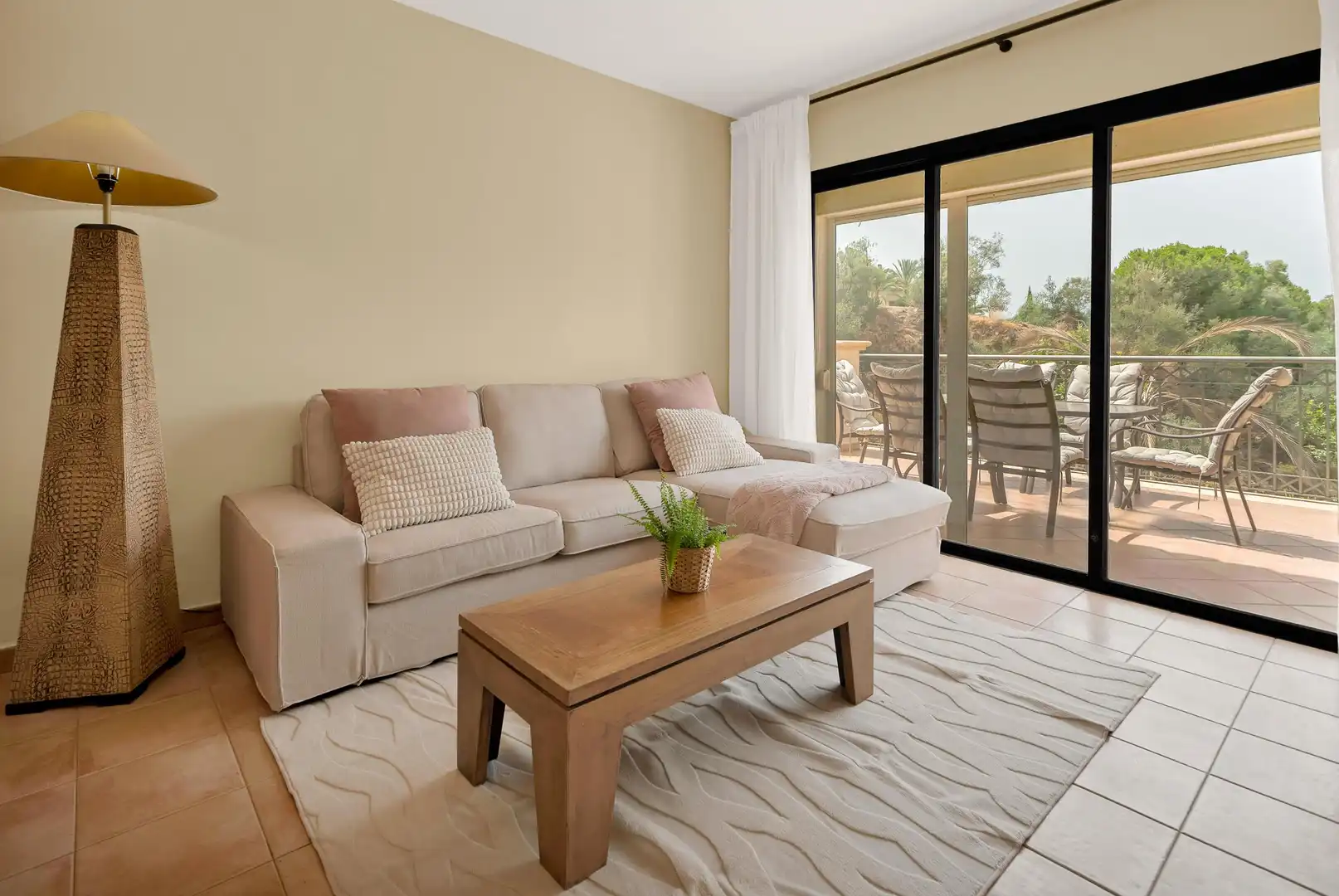 Wohnzimmer von Wohnungen zur Miete in Marbella mit Klimaanlage, Heizung und Privatgarten