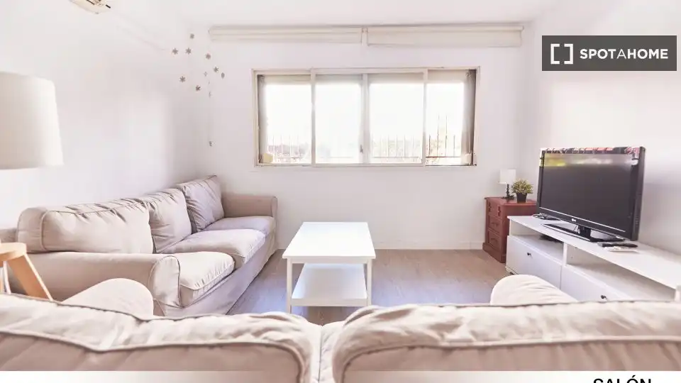 Living room of Flat for rent in Sevilla  with Air Conditioner, Heating and Furnished