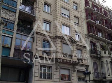 Baixos amb balcó en venda a Eixample