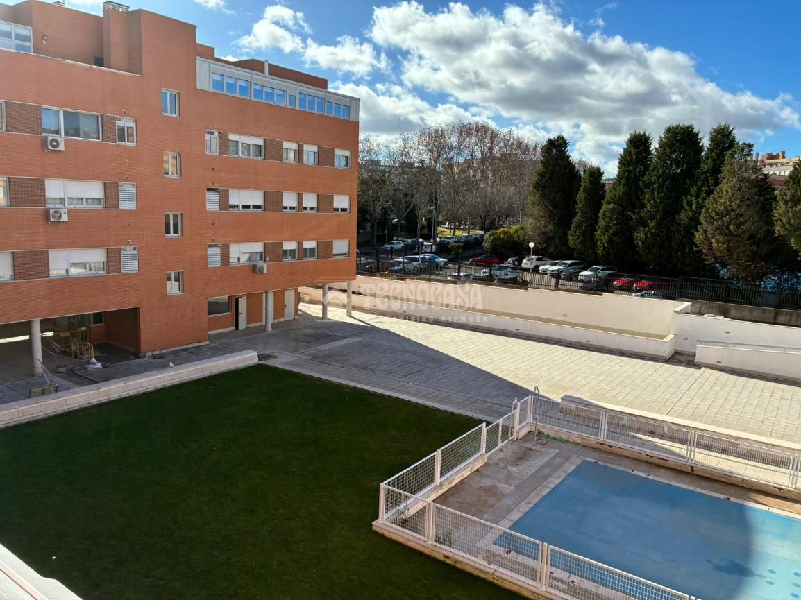 Vista exterior de Piso en venta en Valdemoro con Trastero y Piscina comunitaria