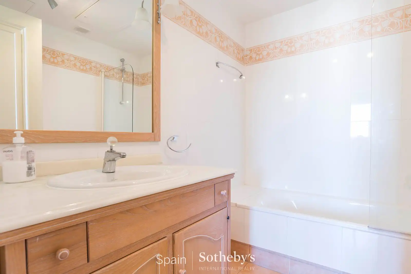 Baño de Dúplex en venta en Pozuelo de Alarcón con Aire acondicionado, Calefacción y Terraza