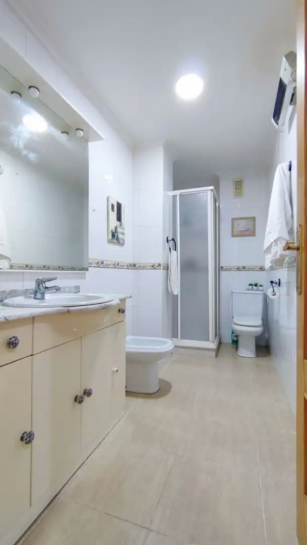 Bathroom of Flat for sale in Elche / Elx  with Air Conditioner, Heating and Storage room