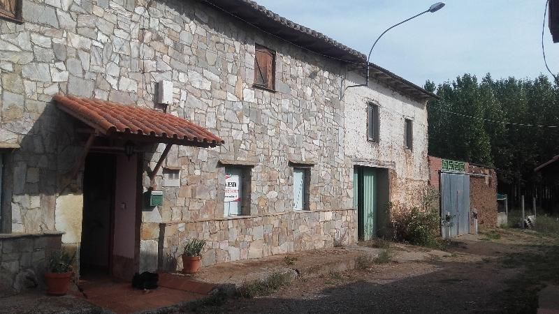 Vista exterior de Casa o xalet en venda en Laguna de Negrillos amb Jardí privat