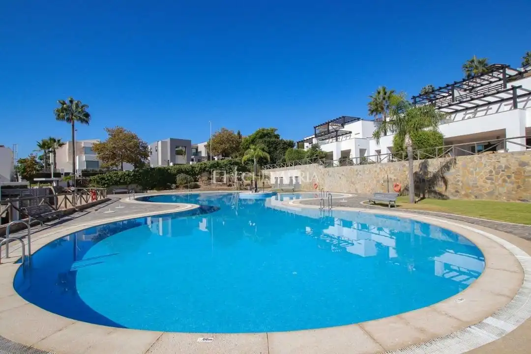 Piscina de Casa adosada en venda en Marbella amb Aire condicionat, Calefacció i Jardí privat