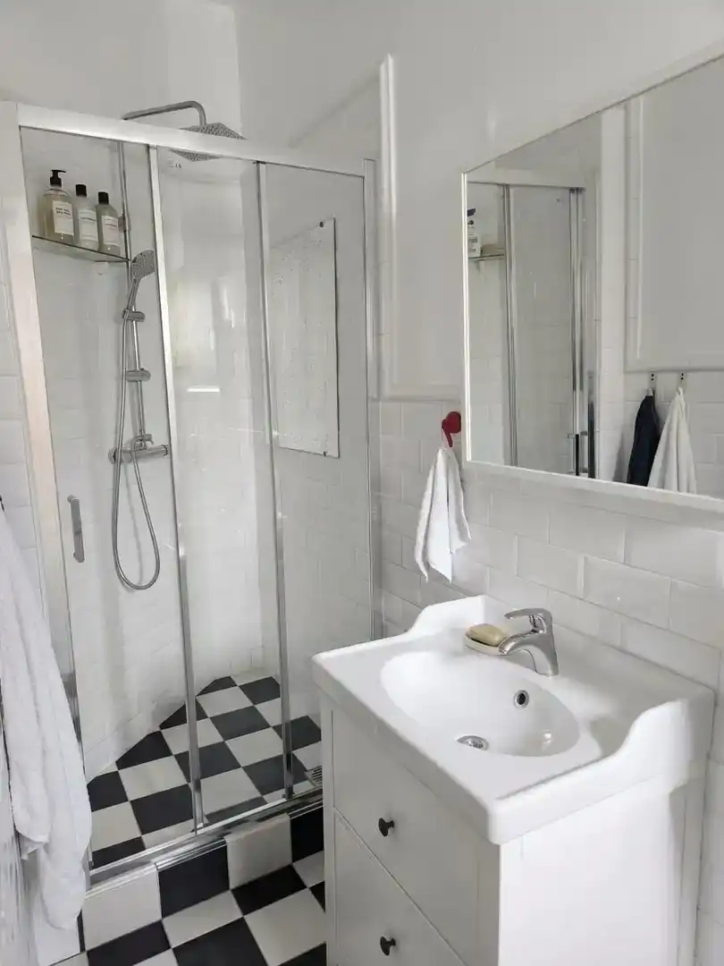 Badezimmer von Wohnungen zur Miete in Madrid mit Klimaanlage, Parkett und Möbliert