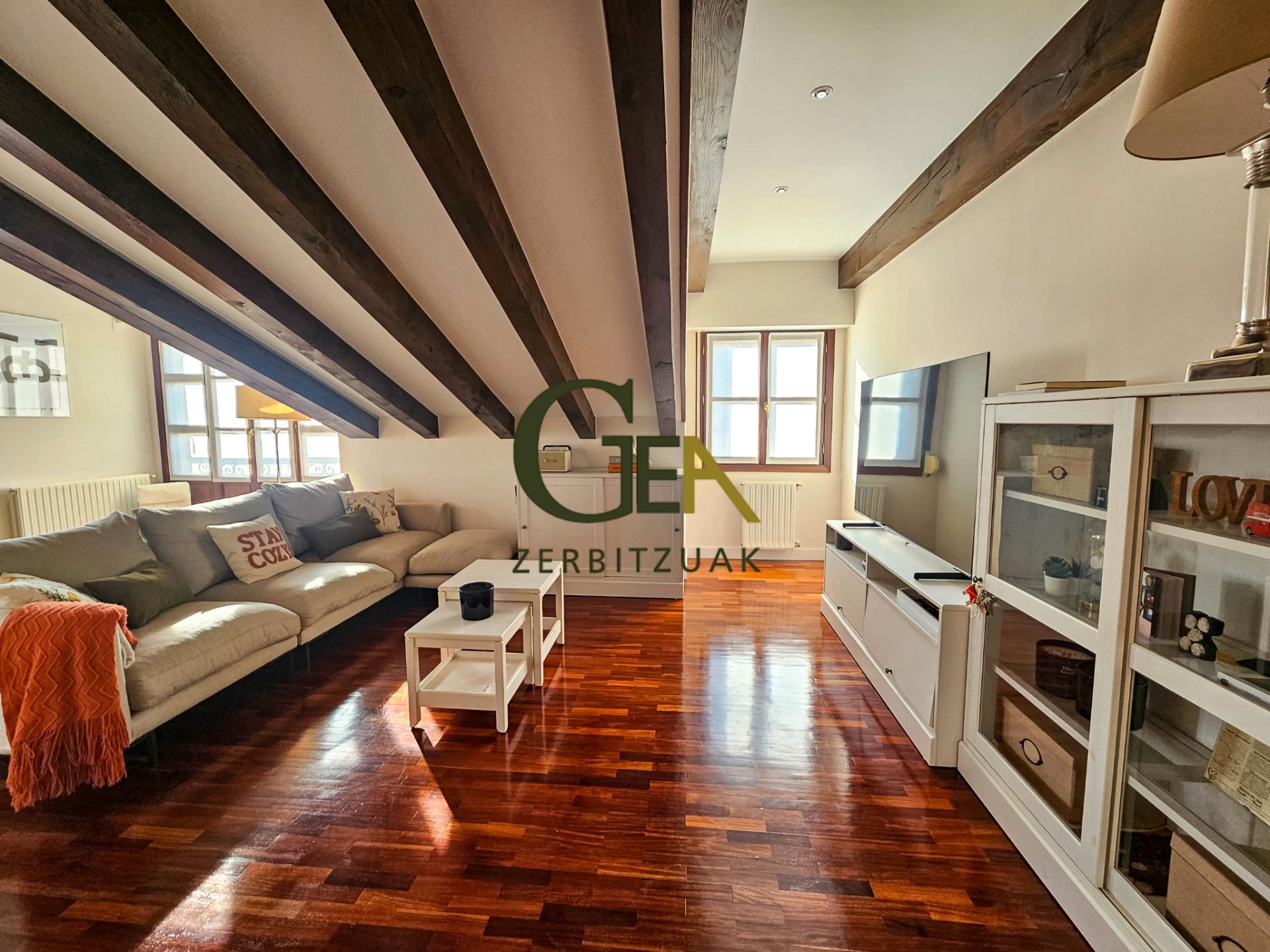 Sala d'estar de Àtic en venda en Asteasu amb Calefacció, Parquet i Moblat
