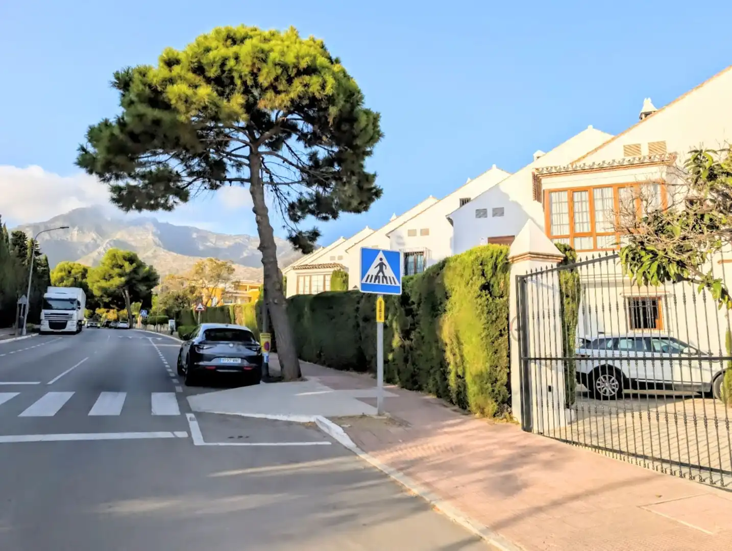 Vista exterior de Casa adosada en venta en Marbella con Aire acondicionado y Piscina comunitaria