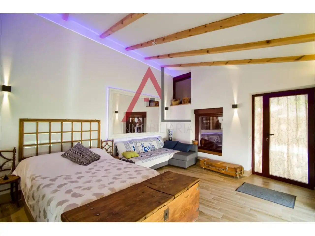 Sala d'estar de Casa o xalet en venda en Santiuste de San Juan Bautista amb Jardí privat, Terrassa i Moblat