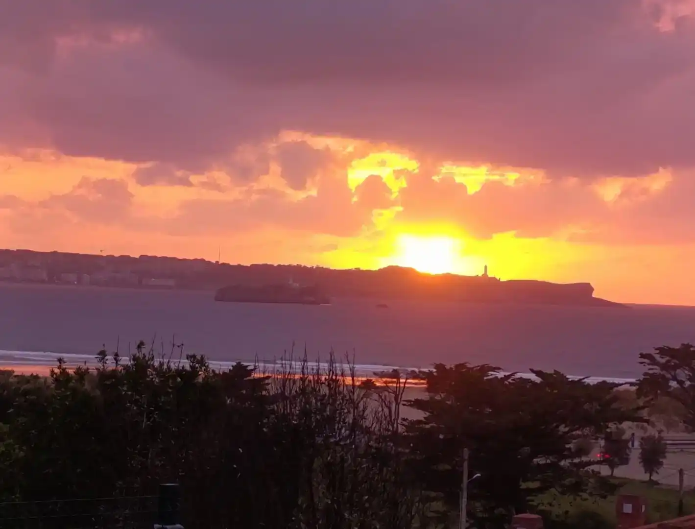Vista exterior de Casa o xalet en venda en Ribamontán al Mar amb Jardí privat, Parquet i Moblat