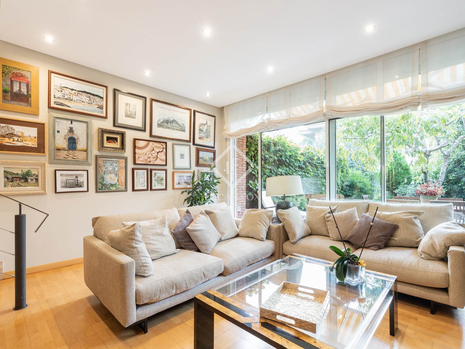 Sala d'estar de Casa o xalet en venda en Sant Cugat del Vallès amb Aire condicionat, Jardí privat i Parquet