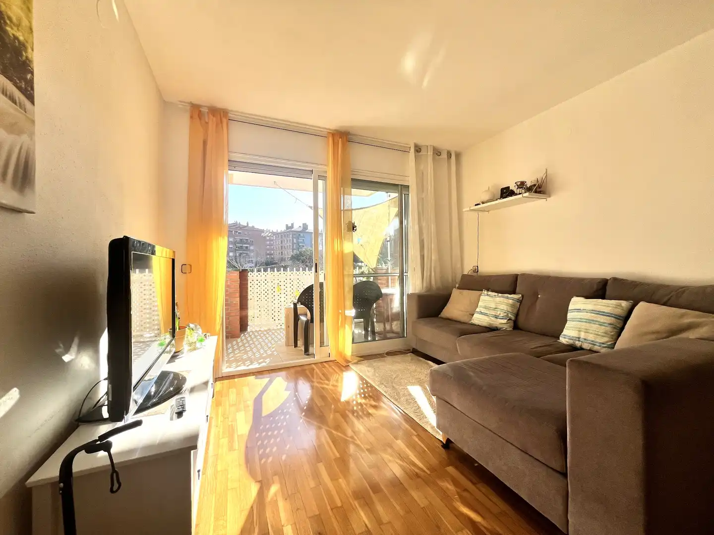 Sala de estar de Piso en venta en Santa Coloma de Cervelló con Calefacción, Parquet y Horno