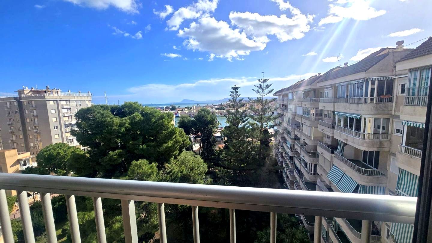 Vista exterior de Àtic en venda en Gandia amb Aire condicionat, Terrassa i Traster